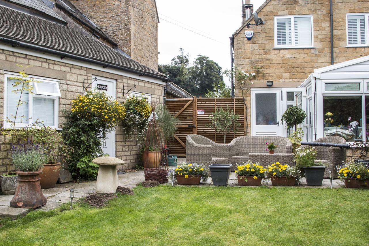 The Hollow Bottom Guiting Power Luaran gambar