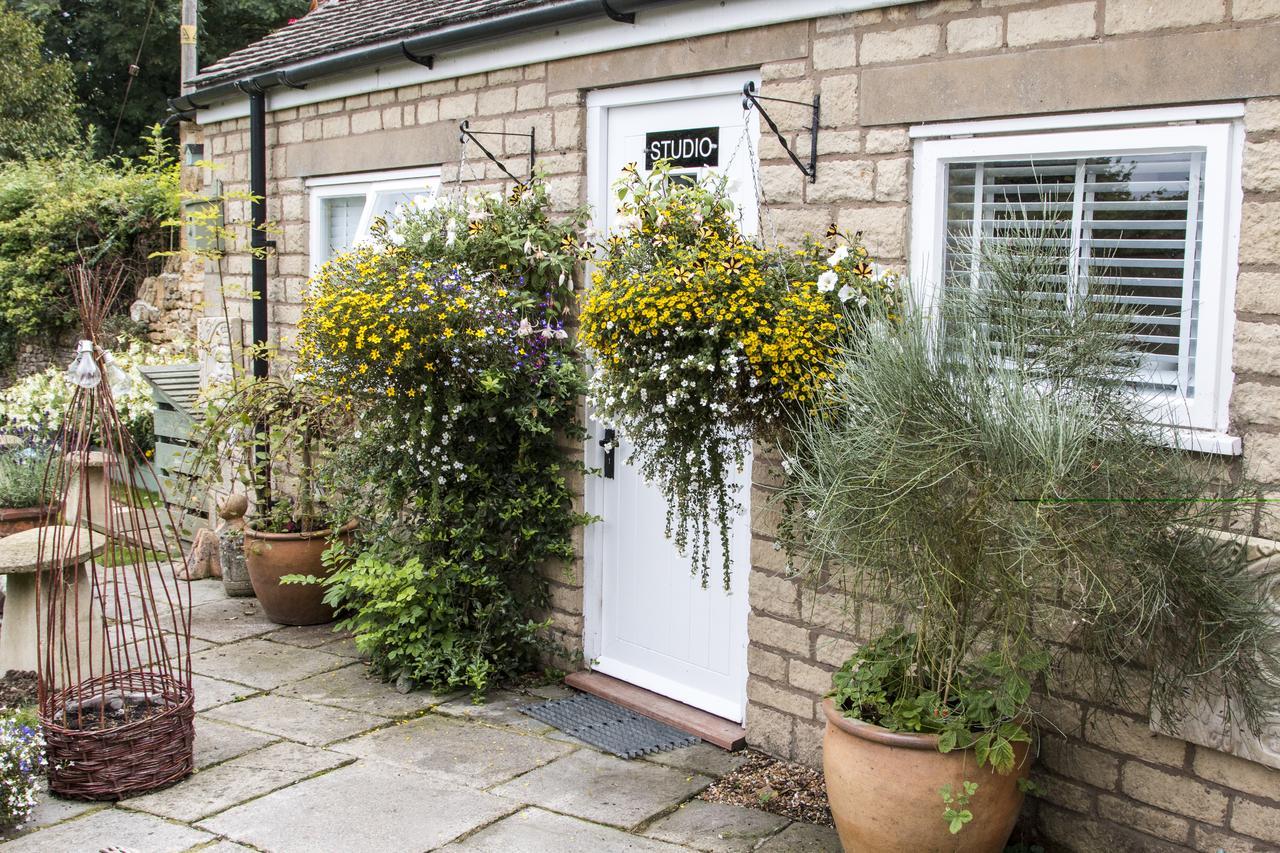 The Hollow Bottom Guiting Power Luaran gambar